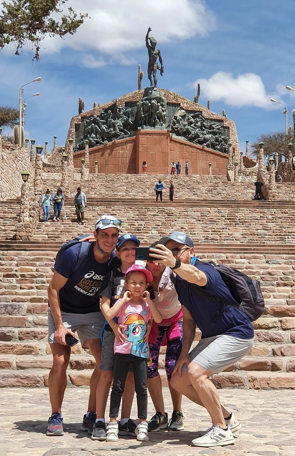 "Mucho turismo está llegando a Jujuy y descubre una provincia maravillosa", dice el ministro Federico Posadas. En la fotografía, viajeros posan ante el Monumento a los Héroes de la Independencia, en Humahuaca.