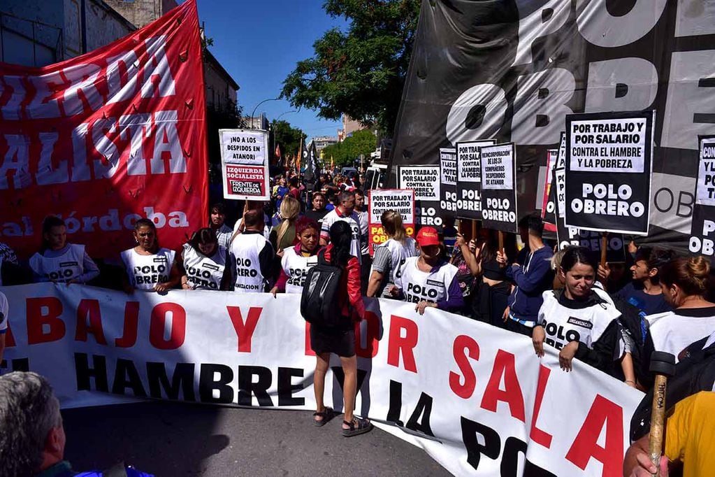 Organizaciones sociales marchan por el centro de la ciudad de Córdoba. (Ramiro Pereyra / La Voz)