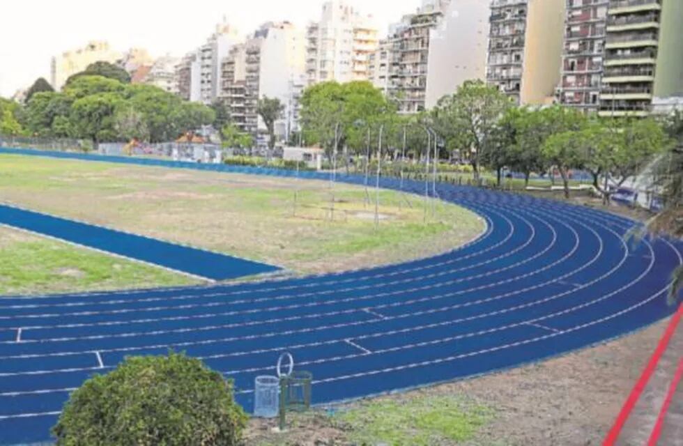 Con mejoras, reabrió la pista de atletismo de Parque Chacabuco. Foto: La Razón.