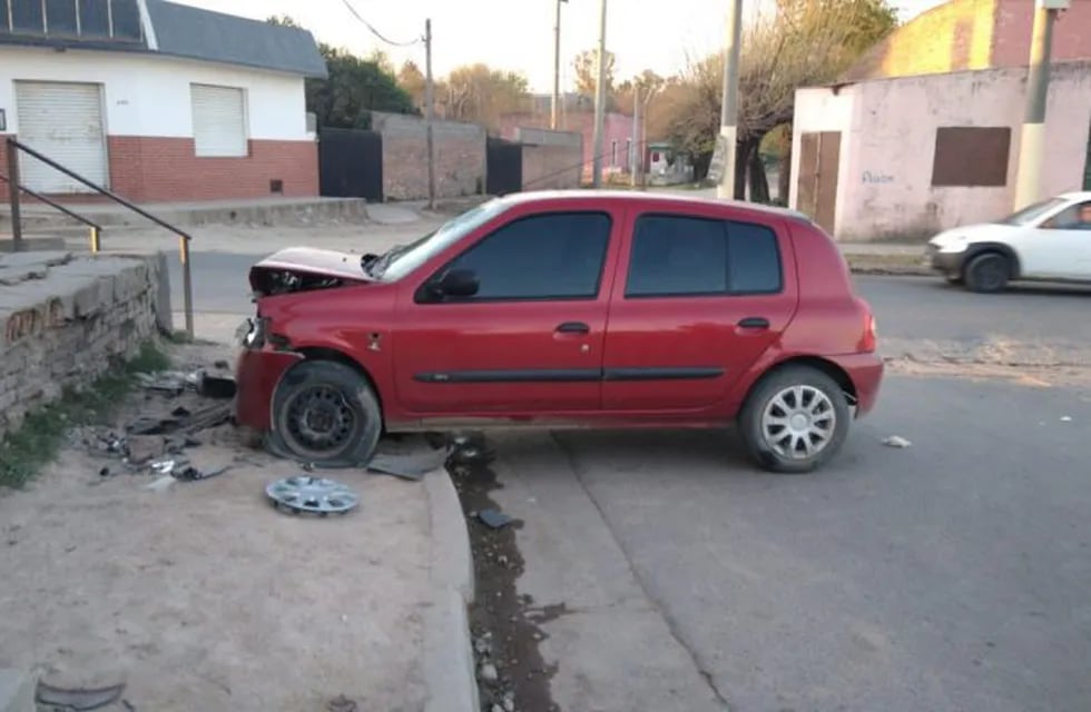 Alta Gracia: una mujer perdió el control del auto y chocó contra una vereda