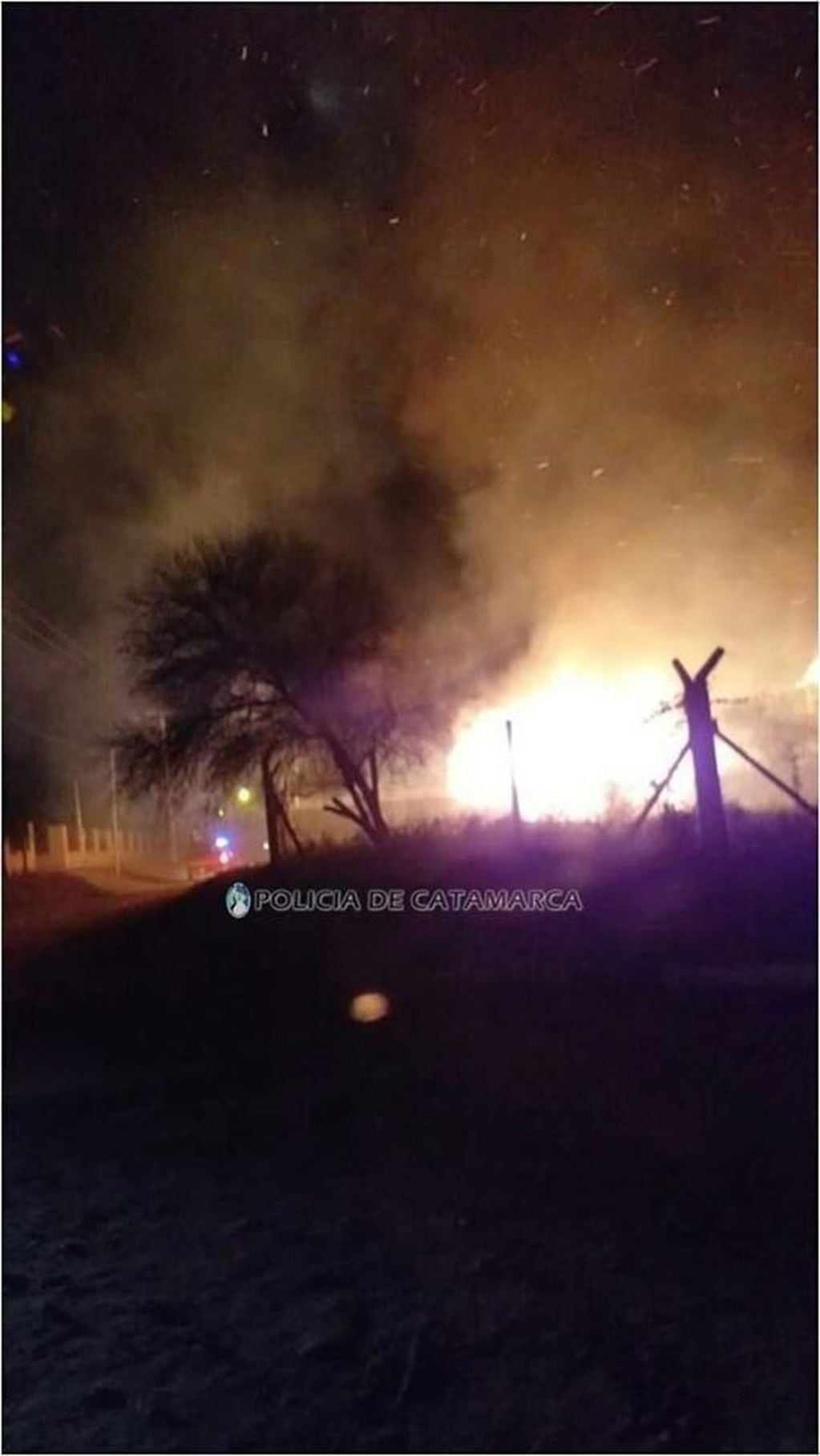 Incendio en Fray Mamerto Esquiú. (Foto: Policía de Catamarca).