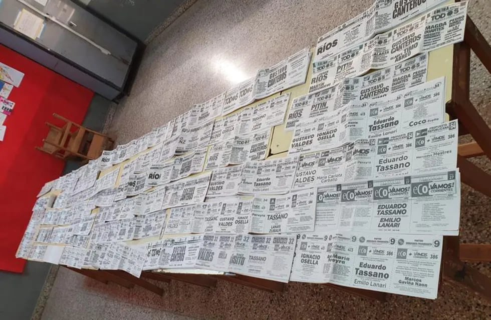Mar de boletas en blanco y negro, en Corrientes persiste el antiguo sistema de votación.