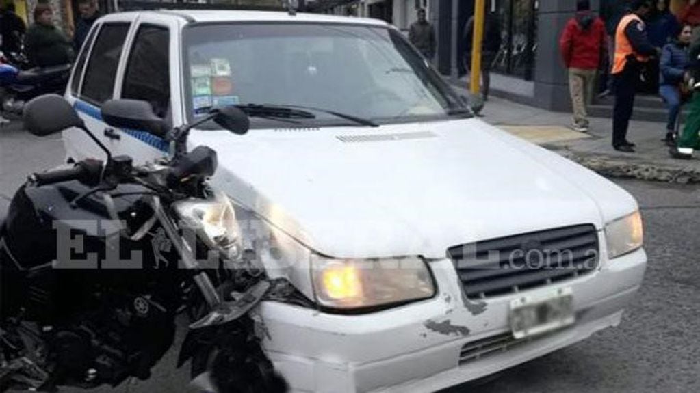 LA moto quedó incrustada en el auto, en el cruce de las calles Jujuy y Tucumán.