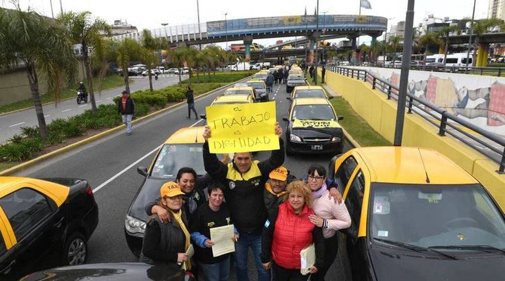 Los taxistas reclaman contra la ilegalidad de las aplicaciones de transporte. Foto: Maximiliano Luna.