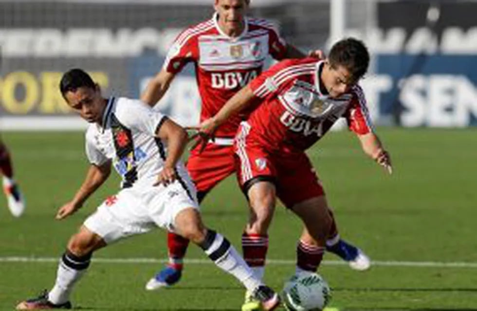 Vasco da Gama's Yago Pikachu, left, and River Plate's Luis Olivera battle for possession of the ball as River Plate's Lucas Alario, center, looks on during the first half of a Florida Cup soccer match, Saturday, Jan. 21, 2017, in Orlando, Fla. (AP Photo/J