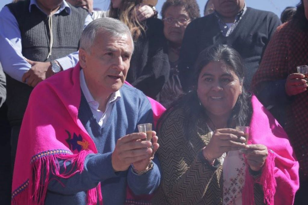 El gobernador Morales y la entonces secretaria de Pueblos indígeneas, Natalia Sarapura, al rendir tributo a la Pachamama, el año pasado en Humahuaca.