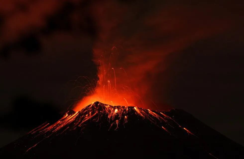 MEX04. XALITZINTLA (MÉXICO), 04/07/2013.- Fotografía del volcán Popocatépetl la madrugada de hoy, jueves 4 de julio de 2013, desde el poblado de Xalitzintla, en el estado mexicano de Puebla. El último reporte del Centro Nacional para la Prevención de Desastres (CENAPRED) indica que se ha observado la emisión continua de vapor y ceniza, incandescencia en el cráter y en varias ocasiones la emisión de fragmentos incandescentes, que se depositaron sobre las laderas norte y este, principalmente. Al momento se tiene un reporte de caída de ceniza en Amecameca, Estado de México. El Semáforo de Alerta Volcánica se mantiene en Amarillo Fase 2. EFE/Francisco Guasco mexico puebla  mexico erupcion volcan Popocatepetl erupciones volcanes