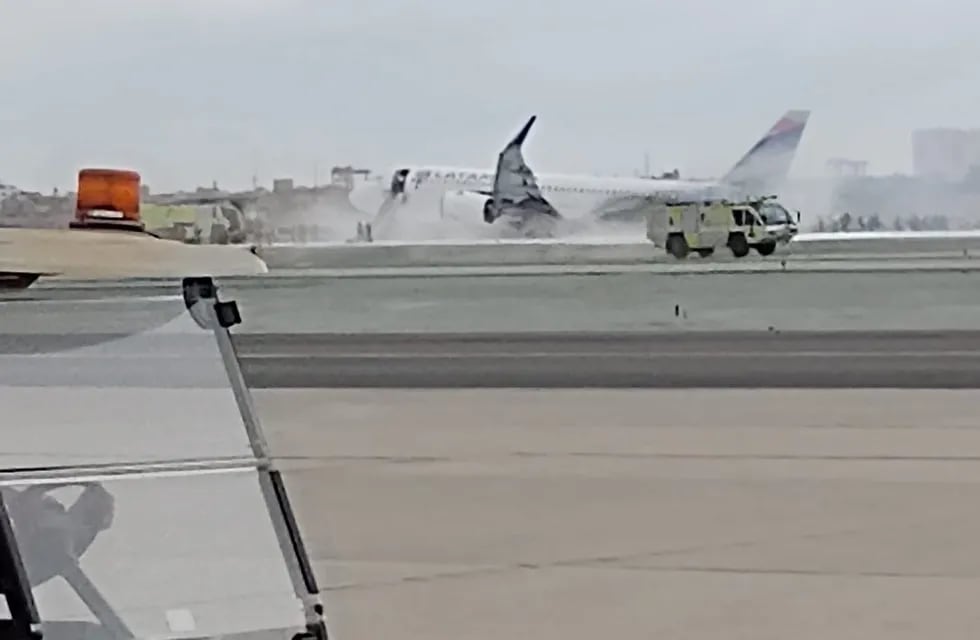 Las imágenes del avión tras chocar con el camión de bomberos.