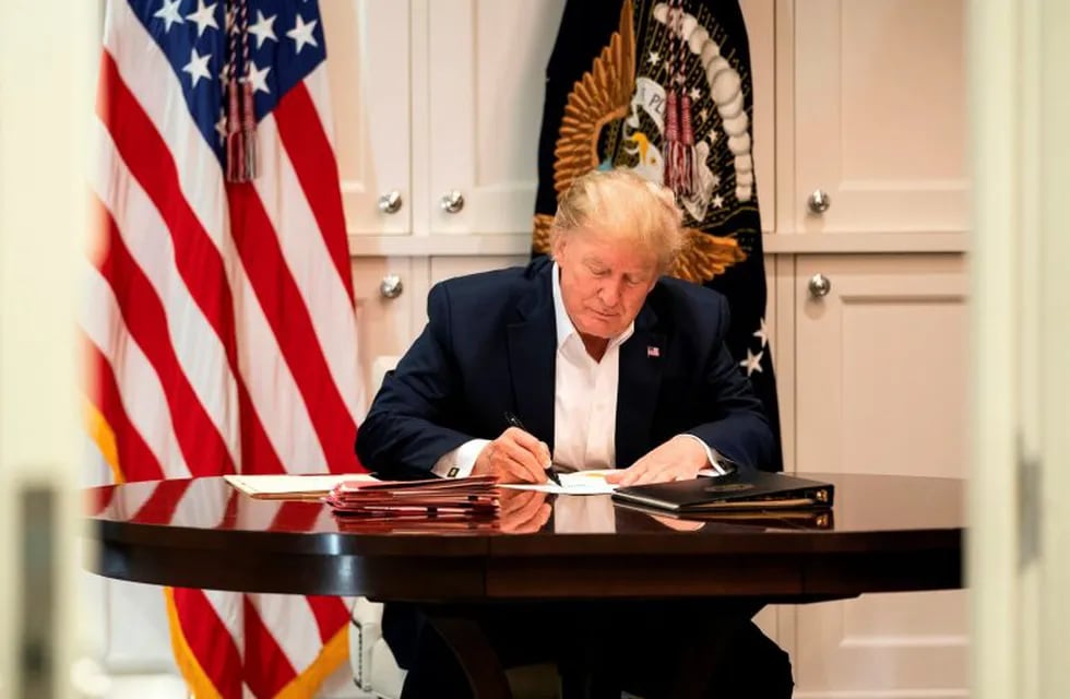 TOPSHOT - This White House handout photo released October 4, 2020 shows US President Donald Trump working in the Presidential Suite at Walter Reed National Military Medical Center in Bethesda, Maryland on October 3, 2020, after testing positive for COVID-19. (Photo by Joyce N. BOGHOSIAN / The White House / AFP) / RESTRICTED TO EDITORIAL USE - MANDATORY CREDIT \