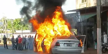 Se incendió un automóvil en plena calle de Jardín América