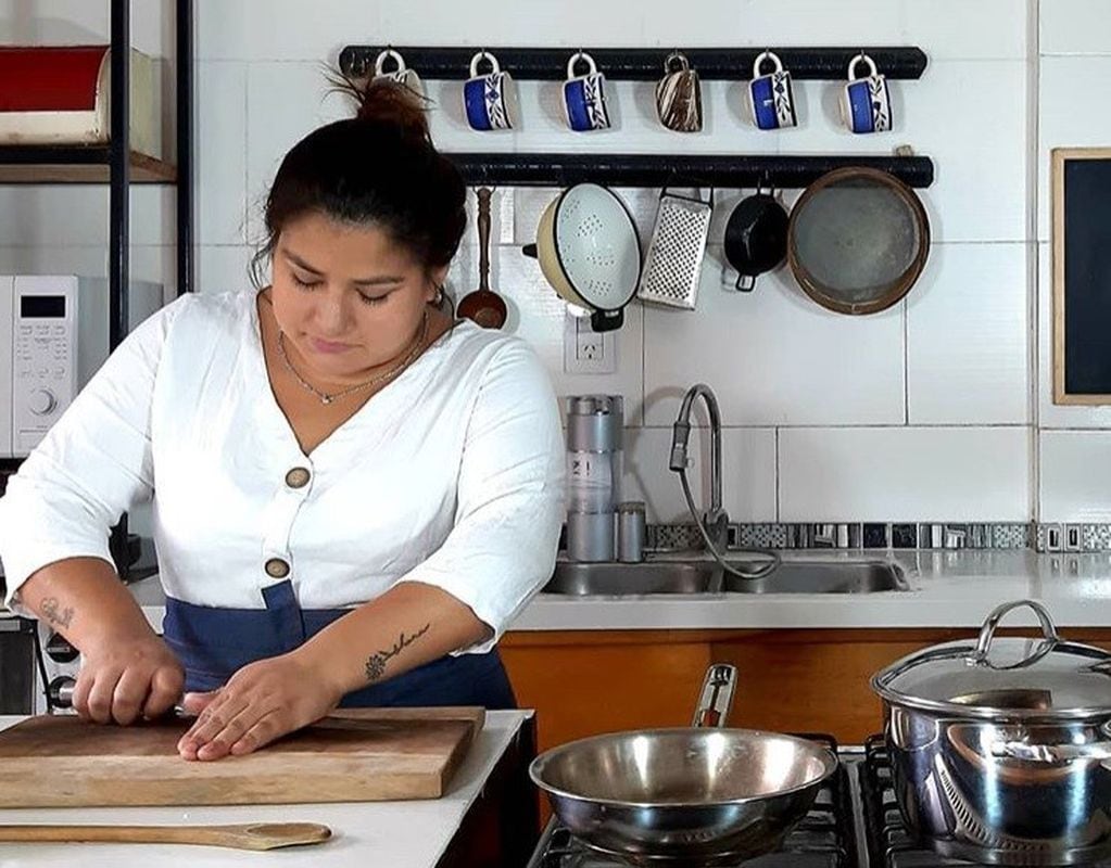 Desde la cocina de su casa, preparando una rica comida. (Instagram)