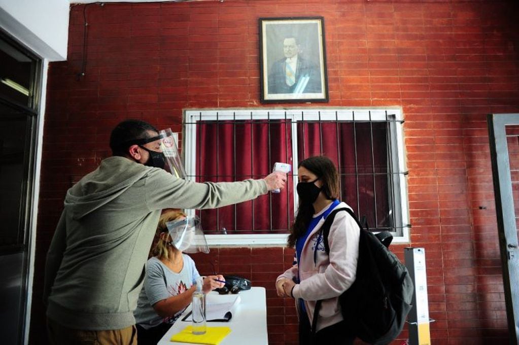 Comienzo de clases presenciales en espacios abiertos. Escuela Técnica N°27 Hipólito Yrigoyen, ubicada en el barrio porteño de Monte Castro. (Clarín)