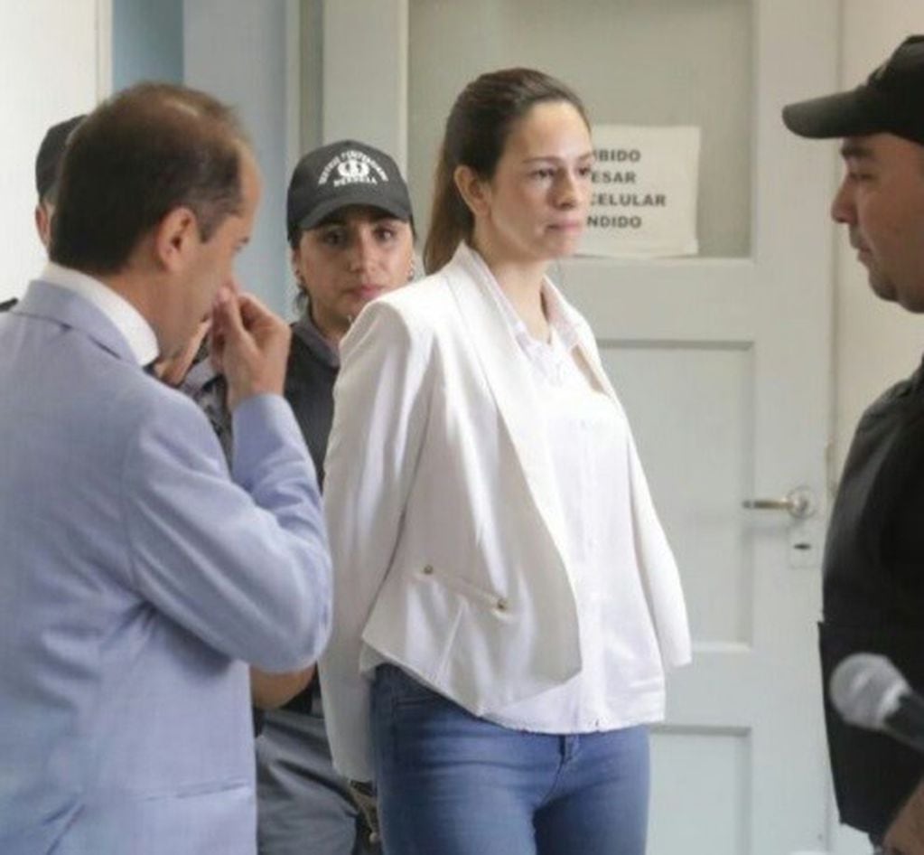 Julieta Silva junto a el abogado defensor  Alejandro Cazabán.