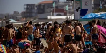 En las playas de Pinamar la policía tuvo que dispersar aglomeraciones de jóvenes y hubo corridas