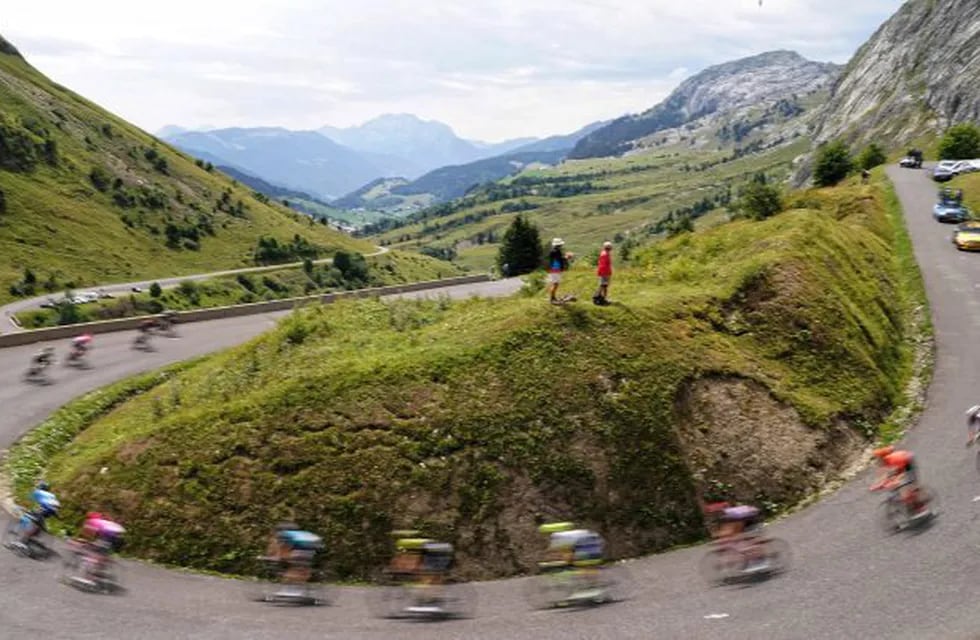 Col De La Colombiere (France), 16/08/2020.- The peloton speeds downhill at the Col de la Colombiere during the 5th stage of the Criterium du Dauphine cycling race over 153,3 km between Megeve and Megeve, France, 16 August 2020. (Ciclismo, Francia) EFE/EPA/EDDY LEMAISTRE