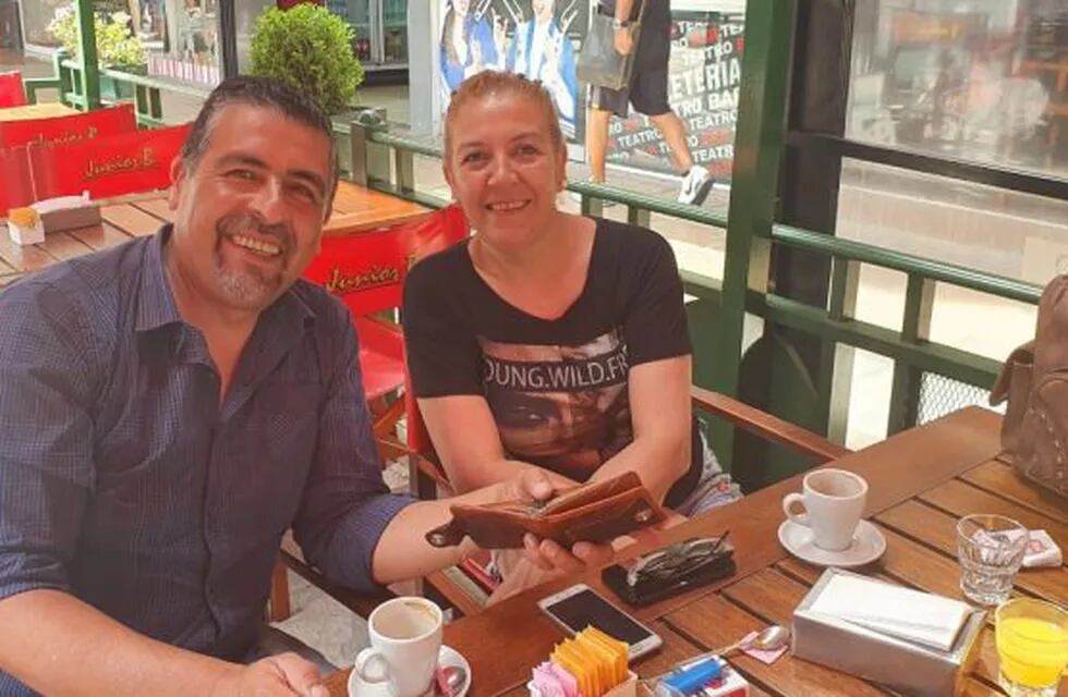 Rubén y Estela, luego de recuperar su billetera