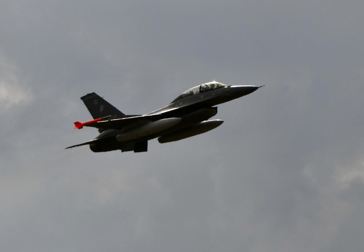 Las mejores imágenes de los aviones F-16 que se presentaron en Córdoba thumbnail