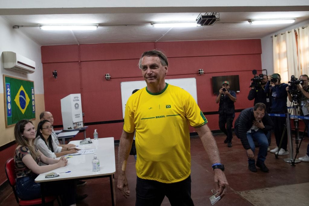 El presidente de Brasil, Jair Bolsonaro, tras votar este domingo en una escuela de Río de Janeiro. (Andre Coelho / Pool via AP)