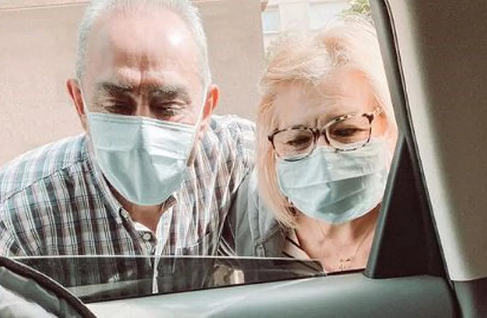 Conoce a su nieto a traves de la ventanilla del auto por el coronavirus: (foto: saraguchi84)