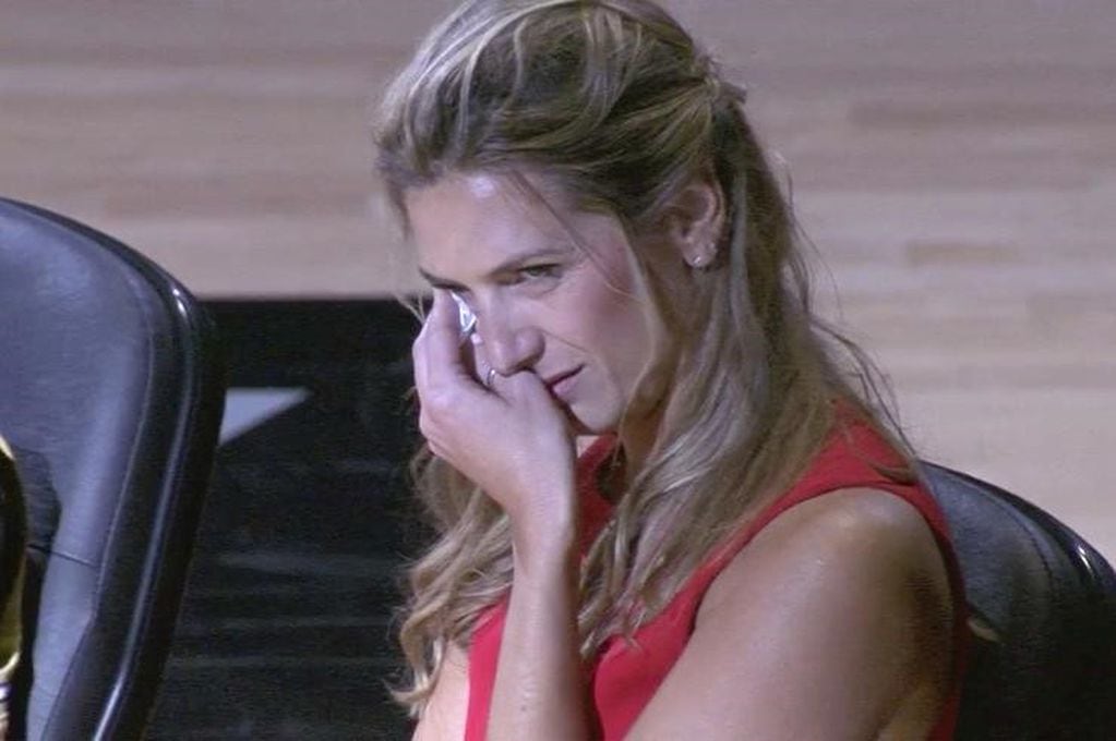 Manu Ginóbili emocionó hasta las lágrimas a su esposa, Marianela Oroño, con un conmovedor agradecimiento durante el homenaje que le rindieron en San Antonio. Foto: Captura de pantalla