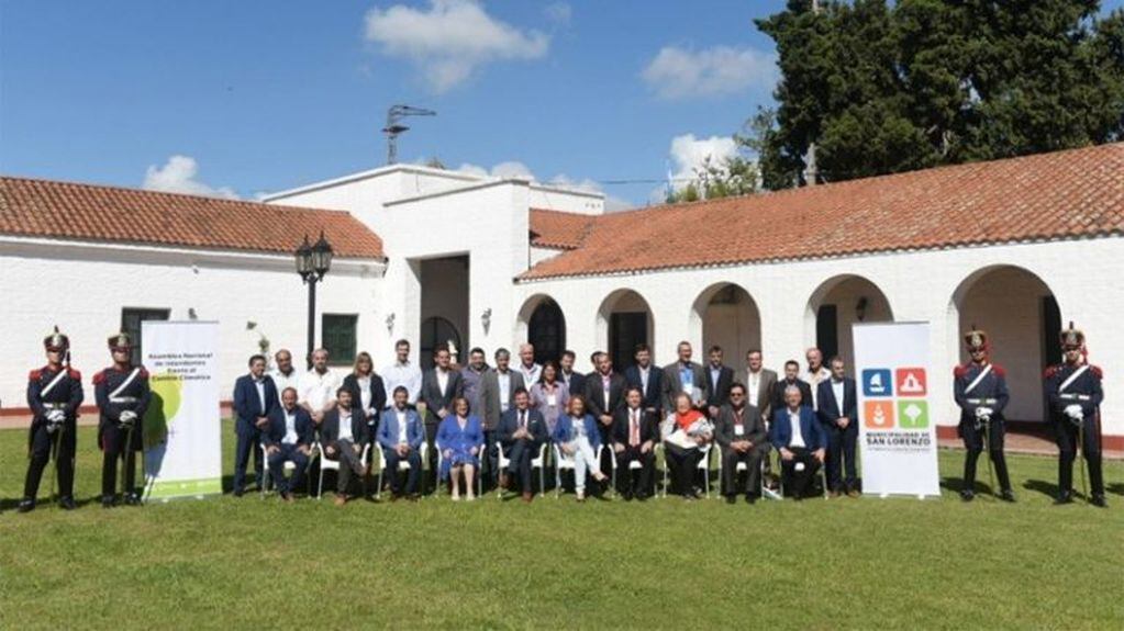 Posan para la foto los setenta intendentes que participaron de la asamblea de la red argentina por el cambio climático.
