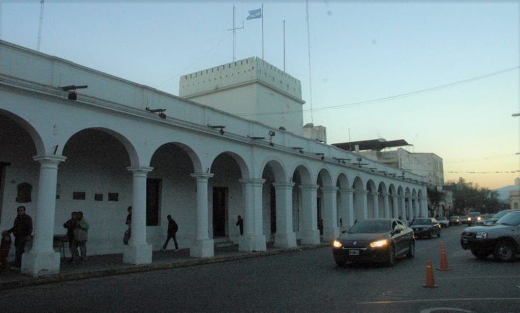 Aspecto que presentaba la fachada del Cabildo, un lustro atrás.