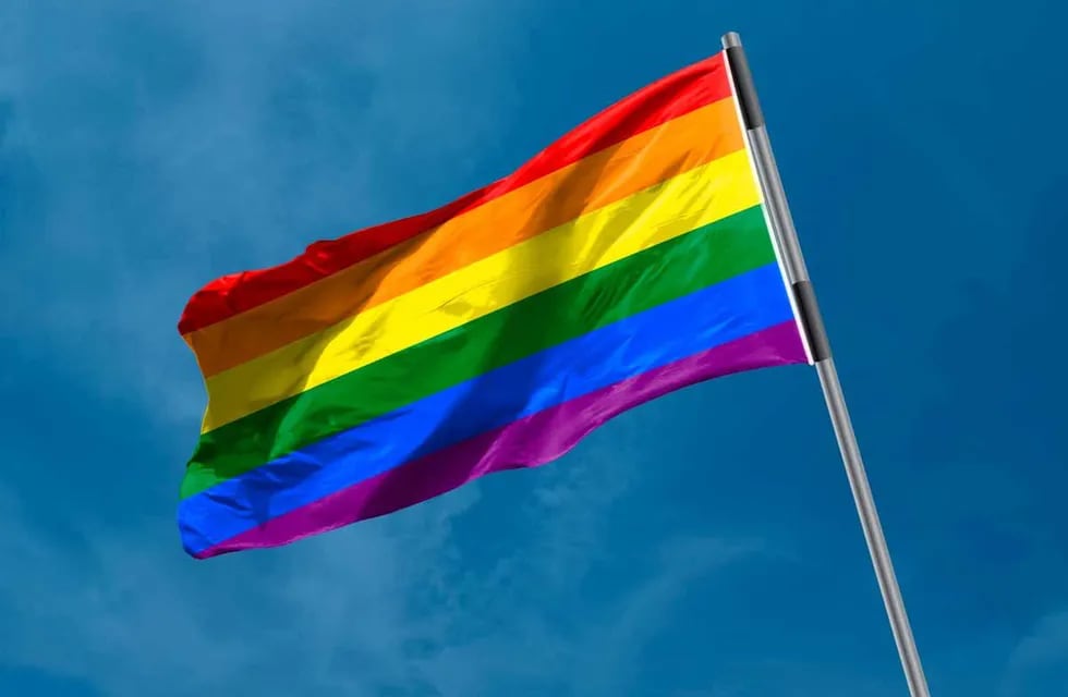 Bandera izada de la comunidad LGBTI+.