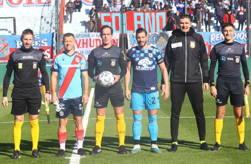 La foto oficial del minuto cero en el estadio "Julio Humberto Grondona", para el encuentro entre Gimnasia de Jujuy y el local Arsenal de Sarandí, que "Lobo" finalmente ganaría por 1 a 0.