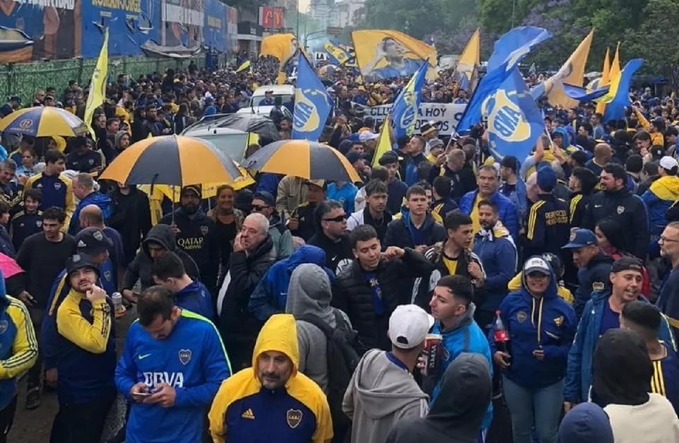 Una multitud se acercó a La Bombonera para apoyar a Juan Román Riquelme, mientras siguen suspendidas las elecciones en Boca. Foto: Gentileza