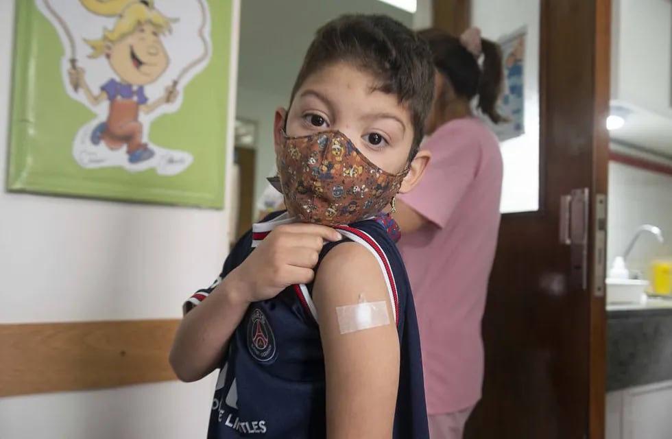Vacunación de chicos contra el coronavirus en Rosario