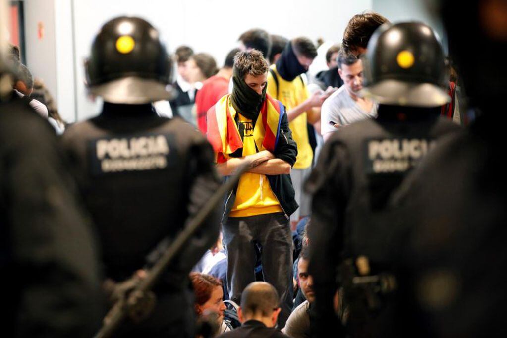 Se paralizó la actividad del aeropuerto en Cataluña en protesta por la condena a los líderes. (Foto:EFE/Alejandro García)