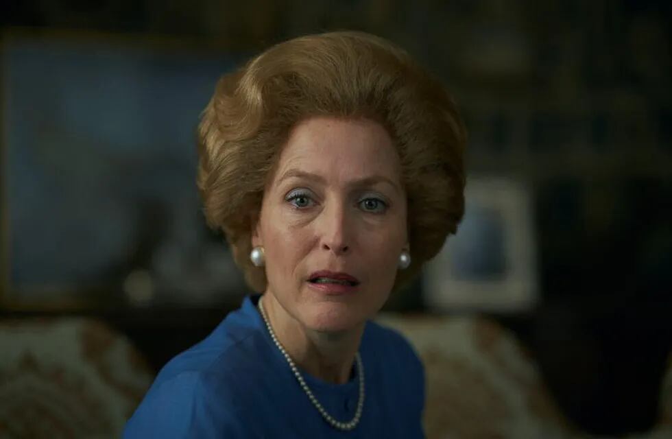 Gillian Anderson interpreta a Margaret Thatcher en The Crown (Netflix).