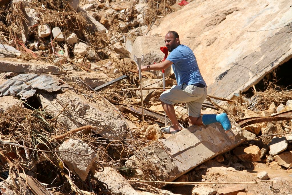 Un hombre busca sobrevivientes en Derna, Libia, el 13 de septiembre de 2023, donde el colapso de dos represas desató una inundación repentina masiva que mató miles de personas.