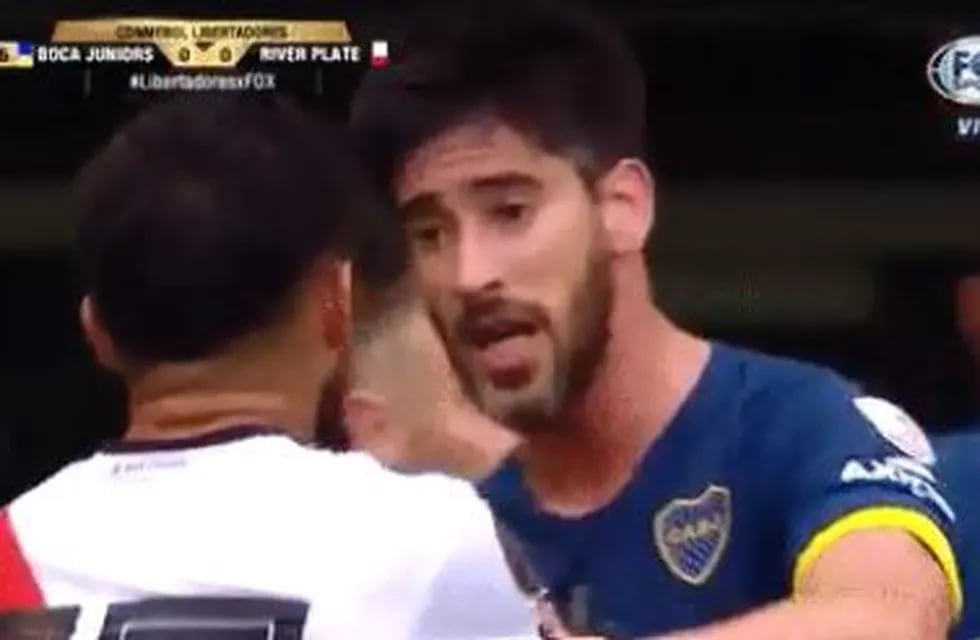 Pablo Pérez le pregunta a Milton Casco si tiene amarilla en plena final de la Libertadores.