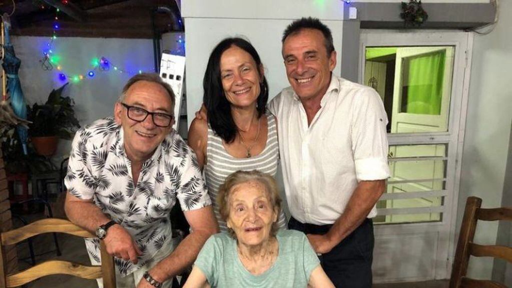 Los hermanos Héctor, Mónica y Jorge (que vive en Misiones) con su mamá Tosca.