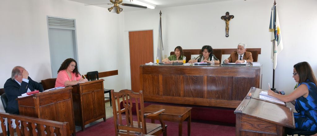 En la única audiencia del juicio el fiscal Marcelo Cuellar (a la izquierda) sostuvo ante el Tribunal una sólida acusación contra P.R.F., que terminó confesando sus delitos.