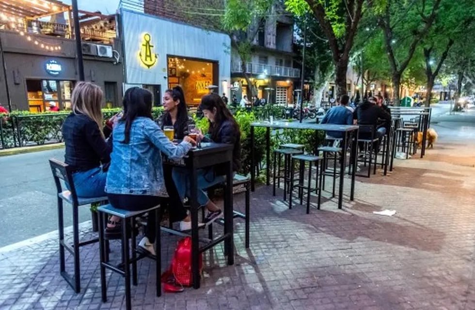 Bares y restaurantes podrán usar toldo móvil y calefacción externa en Rosario. (Municipalidad de Rosario)