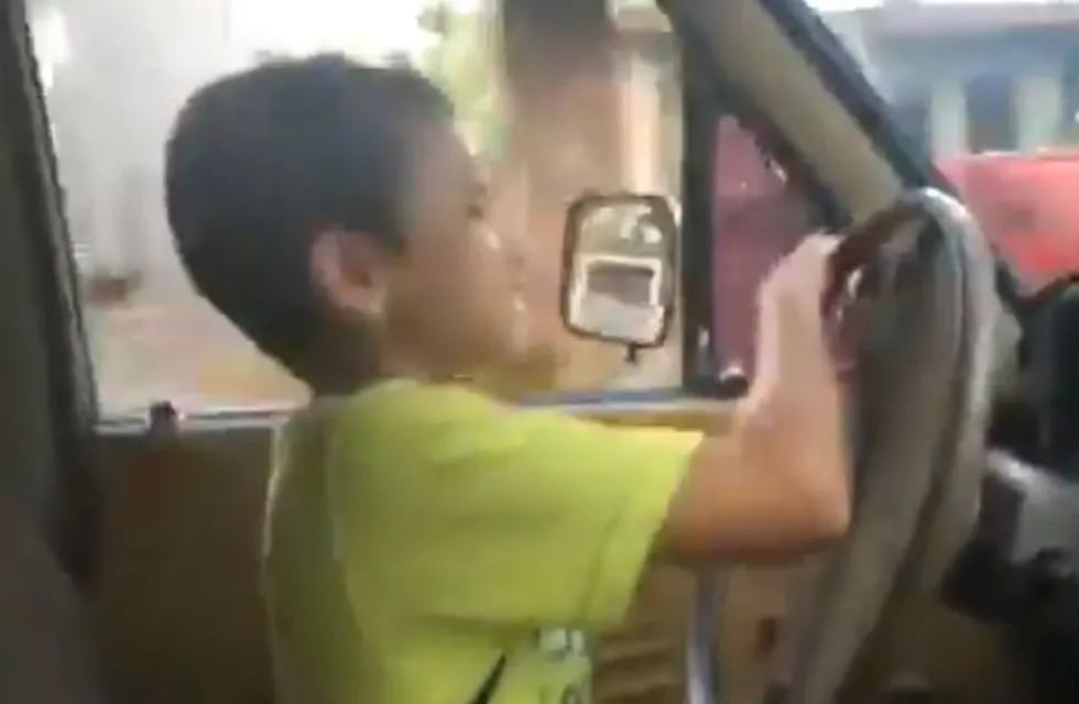 Un niño de 11 años maneja una camioneta.
