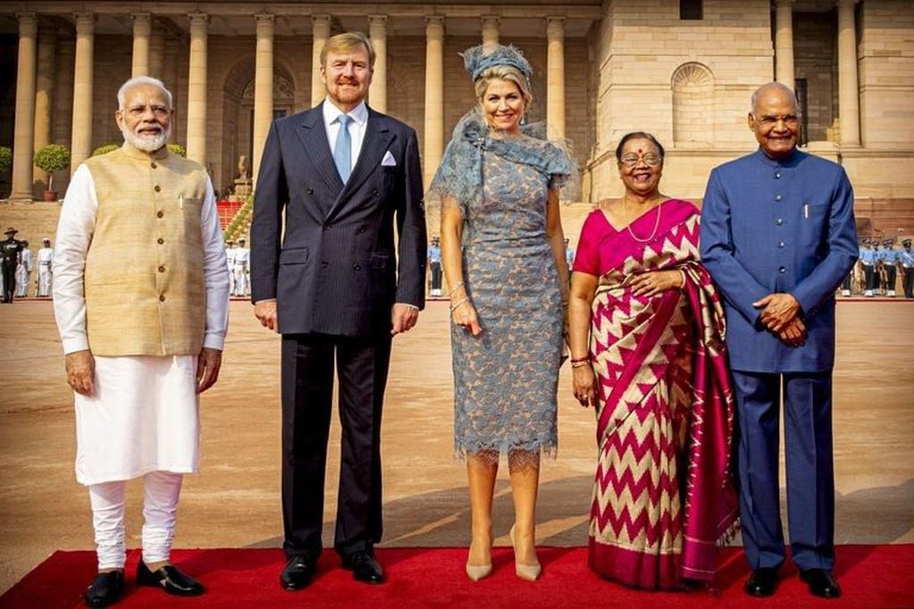 Reina Máxima junto al rey Guillermo, al primer Ministro Narendra Modi, y a las autoridades de India. (Foto:Web)