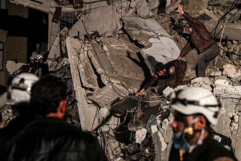 Voluntarios de los Cascos Blancos y otras organizaciones buscan víctimas entre los escombros de un edificio tras una explosión de origen desconocido en la ciudad de Idleb, en el norte de Siria. EFE/ Mohammed Badra