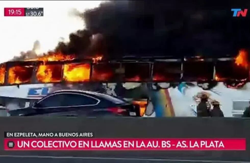 Un micro en llamas en la Buenos Aires-La Plata