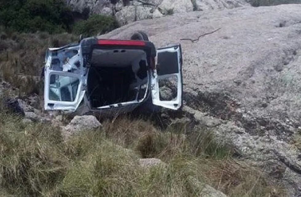 El vehículo volcó en el camino de las Altas Cumbres, con consecuencias fatales para la uniformada.