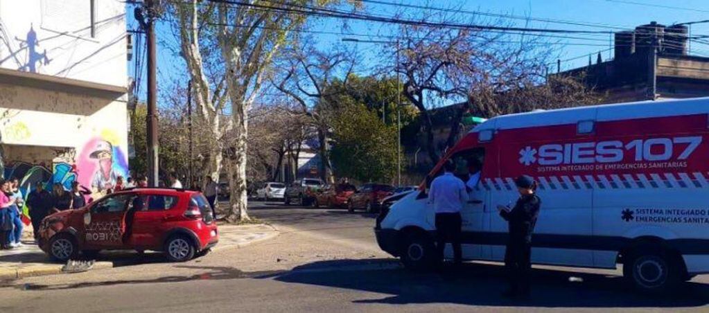 Una ambulancia embistió a un auto particular en Tucumán y Suipacha (@MauroYasprizza)