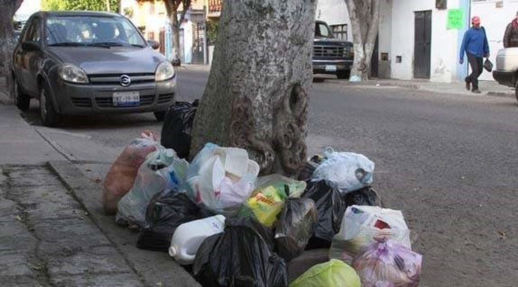 Se solicita la colaboración de los vecinos para que coloquen la basura en cestos de residuos domiciliarios.
