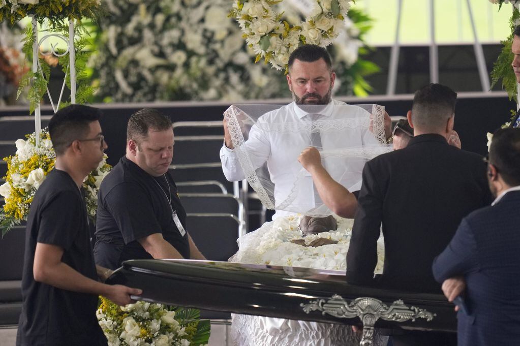 El funeral del astro brasileño se realiza a cajón abierto en el estadio del Santos. (AP)