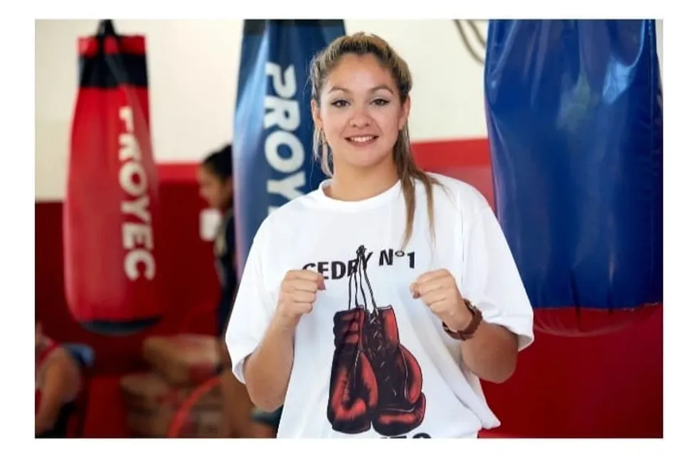 La boxeadora Soledad Ferreyra tiene 28 años, es madre y enseña boxeo infantil sin contacto en Las Heras.