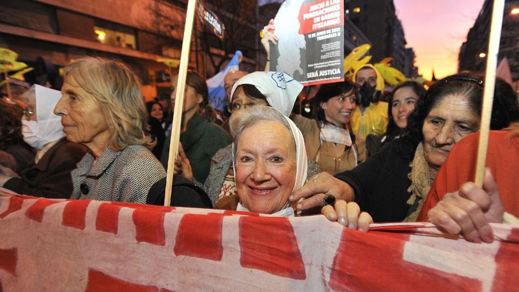 Nora Cortiñas participando en una manifestación en Córdoba, en rechazo a las fumigaciones (Sergio Cejas).