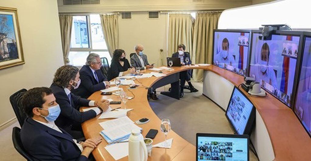 El presidente Alberto Fernández escucha atento la exposición de los gobernadores sobre la situación sanitaria por la pandemia de coronavirus.
