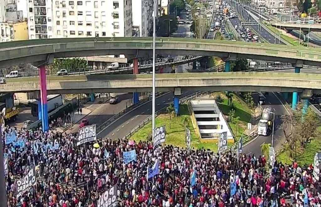 Manifestaciones en el centro porteño contra el Gobierno (@rominawinner).