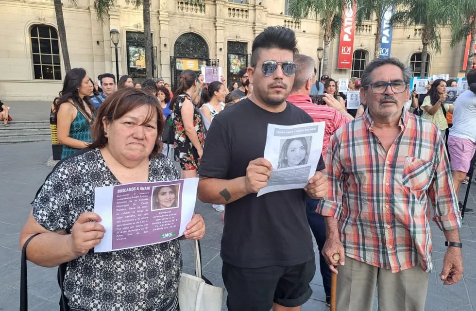 La madre, el hermano, el padre y allegados de Anahí Bulnes marcharon por su aparición con vida.